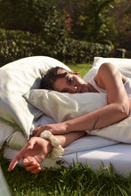 Bild in der Bildergalerie ansehen, Scrunchies aus Seide in Beige und Weiß