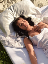 Bild in der Bildergalerie ansehen, Kissenbezug aus Seide in Weiß