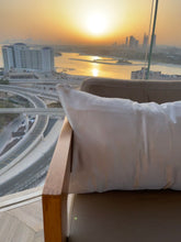 Bild in der Bildergalerie ansehen, Kissenbezug aus Seide in Silber