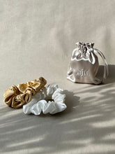 Bild in der Bildergalerie ansehen, Scrunchies aus Seide in Beige und Weiß