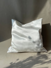 Bild in der Bildergalerie ansehen, Kissenbezug aus Seide in Weiß