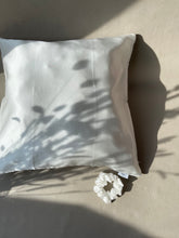 Bild in der Bildergalerie ansehen, Kissenbezug aus Seide in Weiß