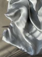 Bild in der Bildergalerie ansehen, Kissenbezug aus Seide in Silber