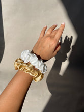 Bild in der Bildergalerie ansehen, Scrunchies aus Seide in Beige und Weiß