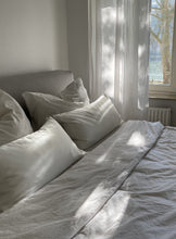 Bild in der Bildergalerie ansehen, Kissenbezug aus Seide in Weiß