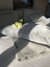 Bild in der Bildergalerie ansehen, Kissenbezug aus Seide in Silber