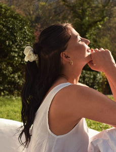 Scrunchies aus Seide in Beige und Weiß