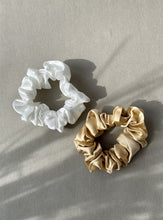 Bild in der Bildergalerie ansehen, Scrunchies aus Seide in Beige und Weiß
