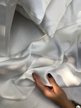 Bild in der Bildergalerie ansehen, Kissenbezug aus Seide in Weiß
